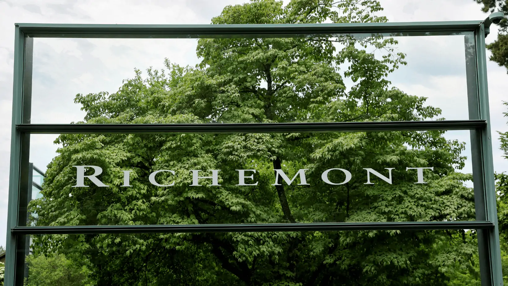 Luxury Fashion Revolution Unleashed – Richemont and FARFETCH’s Game-Changing Partnership