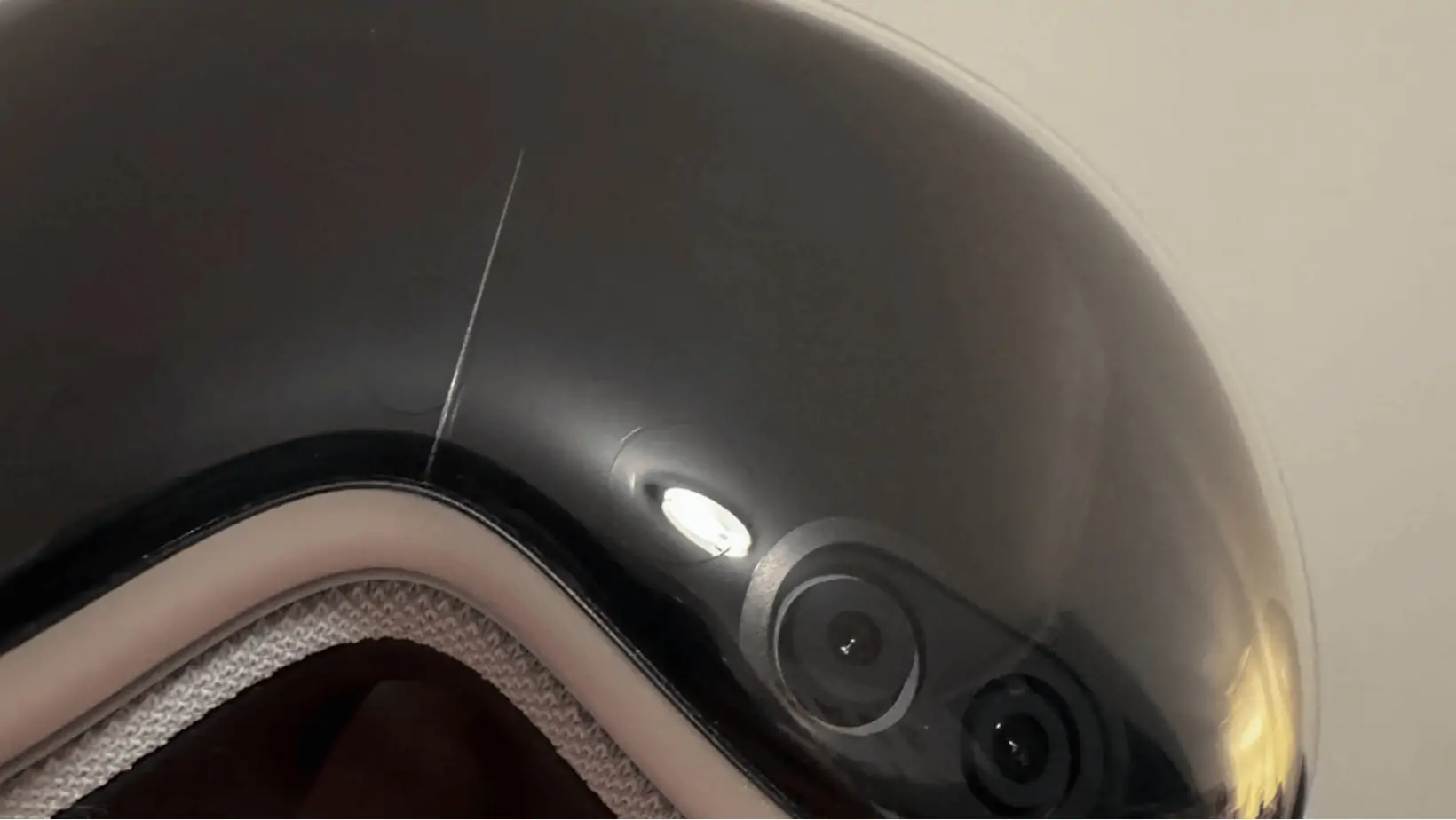 Cracks Found on Vision Pro Headsets Spark Concern Among Users